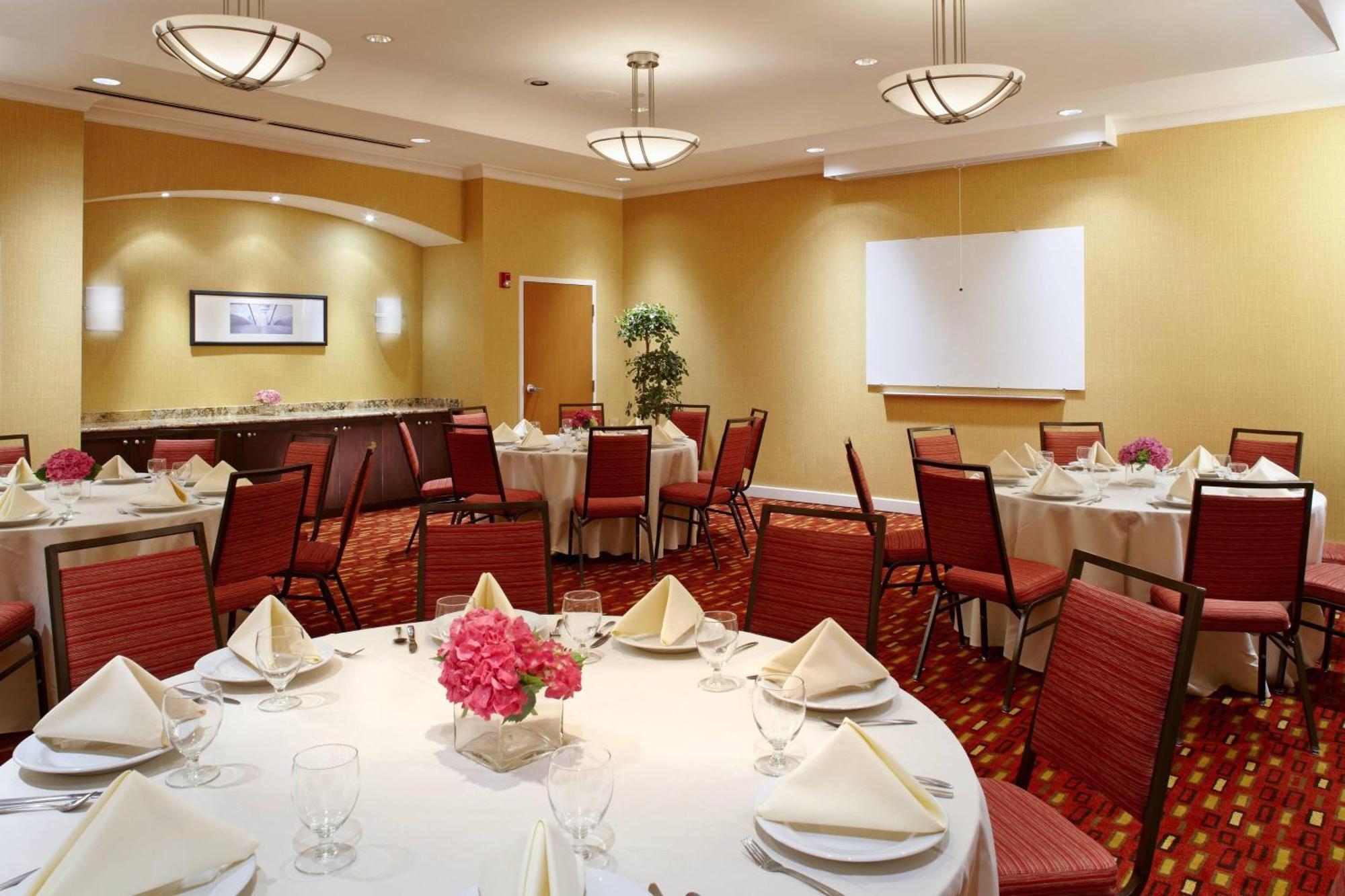 Courtyard By Marriott Pittsburgh West Homestead Waterfront Exterior photo
